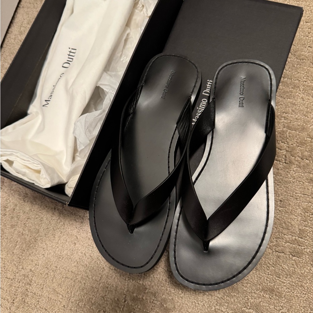 FLAT LEATHER SANDALS